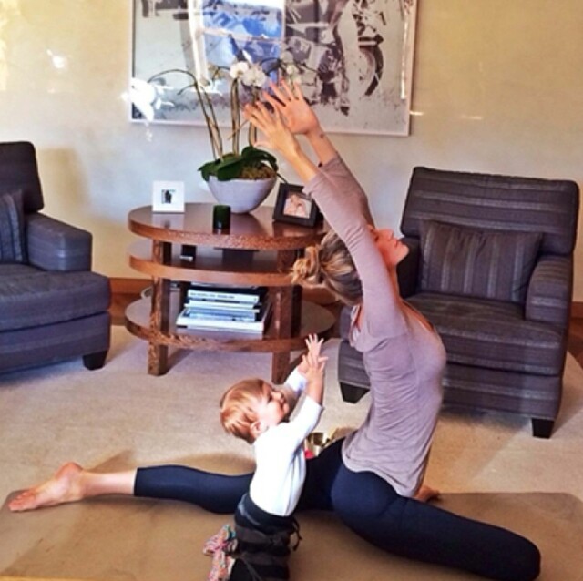 HARMONISK: 33-åringen ser ut til å ha tid til det meste som tobarnsmor - også yoga, når lille Vivian Lake er med. Foto: Stella Pictures/ Instagram HARMONISK: 33-åringen ser ut til å ha tid til det meste som tobarnsmor - også yoga, når lille Vivian Lake er med. Foto: Stella Pictures/ Instagram